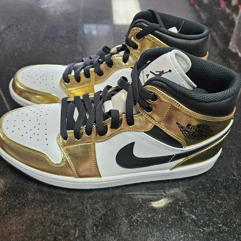 Sz 10.5 2020 Air Jordan 1 Mid SE 'Metallic Gold'